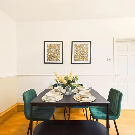 New Spacious By Signature - Free Parking Apartment