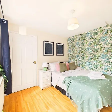 New Spacious By Signature - Free Parking Apartment