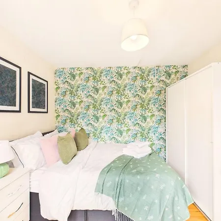 New Spacious By Signature - Free Parking *