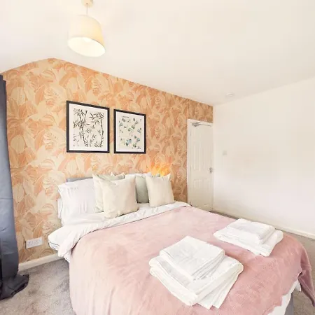 New Spacious By Signature - Free Parking *