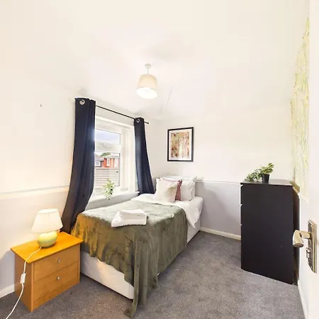 New Spacious By Signature - Free Parking *