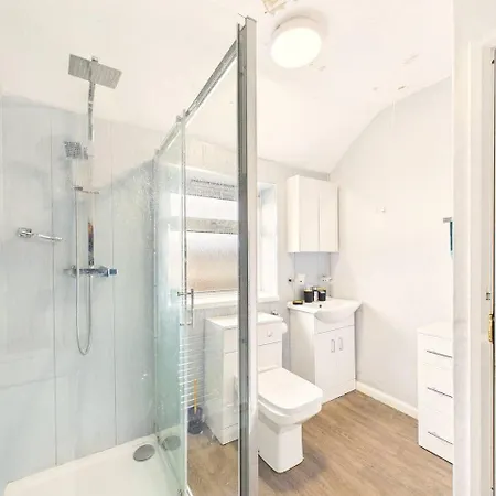 New Spacious By Signature - Free Parking Apartment *